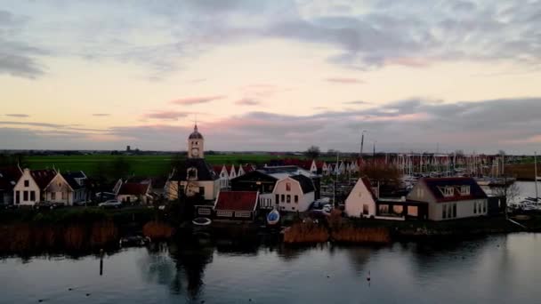 Durgerdam kis történelmi falu Amszterdam közelében észak-holland dyke az Ijselmeer légi drón lövés — Stock videók