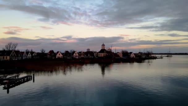 阿姆斯特丹附近的Durgerdam小历史村，Ijselmeer无人驾驶飞机发射的北荷兰堤坝 — 图库视频影像