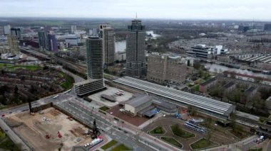 Amsterdam, Kuzey Hollanda, Hollanda - 06-01-2021 Amsterdam Amstel metro istasyonu ve arka planda Amstel Kwartier