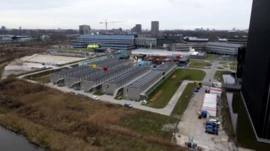 Amsterdam 'daki yerleşim kampüsü üniversitesi Hollanda' da öğrenci barınağı. Çatıdaki güneş panelleri. Deniz konteynırları birimleri