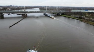Amsterdam, Kuzey Hollanda, Hollanda - 06-01-2021 Amsterdam Rijnkanaal su geçidi Utrecht ve Amsterdam kanal ulaşım altyapısı arasında