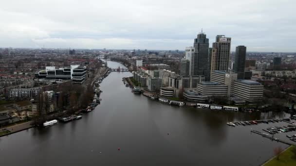 Amsterdam, Nord-Holland, Nederländerna - 06-01-2021 Rembrandt Tower Amstelkwartier Amstel tower Amstel station antenn skyline view — Stockvideo