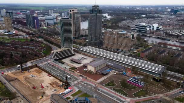 Amsterdam, Kuzey Hollanda, Hollanda - 06-01-2021 Amsterdam Amstel metro istasyonu ve arka plandaki hiperhızlandırılmış amstel kwartier — Stok video