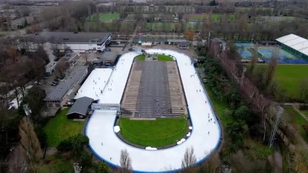 Pista de patinação no gelo pista aérea em Amsterdã, Holanda atividade de lazer. Pista de 400 metros, competição, visão geral. — Vídeo de Stock