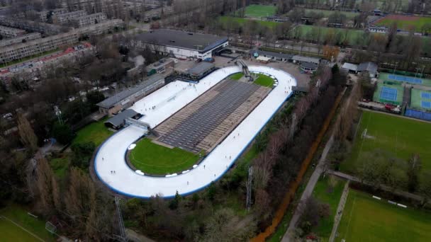 Pista de patinaje sobre hielo pista aérea en Amsterdam, Los Países Bajos actividad de ocio. 400 metros de pista, competencia, visión general. — Vídeo de stock