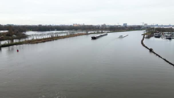 Amsterdam, Kuzey Hollanda, Hollanda - 06-01-2021 Amsterdam Rijnkanaal su geçidi Utrecht ve Amsterdam kanal ulaşım altyapısı arasında — Stok video