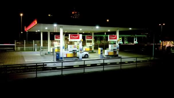 Amsterdã, Holanda do Norte, Holanda - 13-01-2021 Hyperlapse de um posto de gasolina com paradas de carros e reabastecimento — Vídeo de Stock