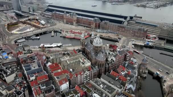 Basiliek van Sint Nicolaas in Amsterdam oude binnenstad antenne, Nederland, Europa. — Stockvideo
