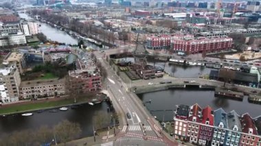 Amsterdam, Kuzey Hollanda, Hollanda - 16-01-2021 Brewery t Ij Gooyer rüzgar gülü Hollanda 'nın yanında. 4K