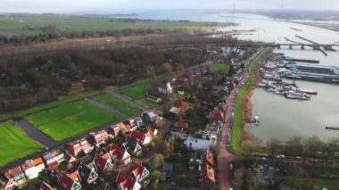 Schellingwoude Havacılık Manzarası, Hollanda, Amsterdam yakınlarındaki Lj nehri boyunca küçük tarihi bir köy.