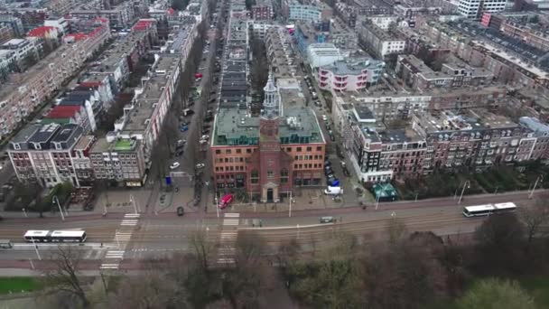 Амстердам, Северная Голландия, Нидерланды - 16-01-202 Muiderkerk and entrance of the Dappermarkt in East part of Amsterdam near the Oosterpark. — стоковое видео