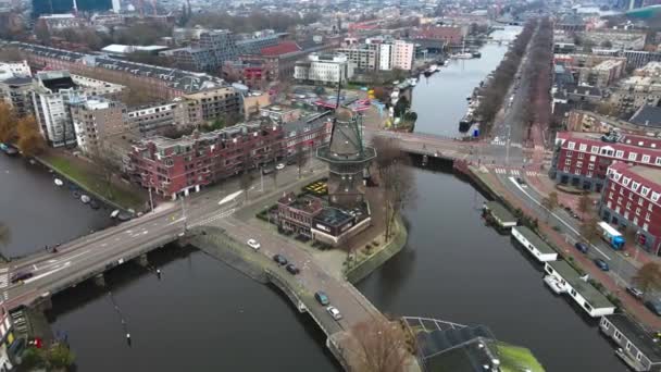 Amsterdam, Severní Holandsko, Nizozemsko - 16-01-2021 Pivovar t Ij vedle větrného mlýna Gooyer Holland. 4K — Stock video