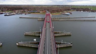 Amsterdam, Kuzey Hollanda, Hollanda - 23-01-2021 Schellingwouderbrug Amsterdam 'da Hollanda' daki Ij nehri üzerindeki bir kemer köprüsünün hava trafiğini takiben.