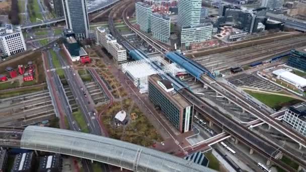 Amsterdam Sloterdijk, Észak-Hollandia, Hollandia - 24-01-2021 Vasútállomás hyperlapse légi infrastruktúra forgalom vonatok metrók és autók. — Stock videók