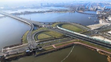Hollanda, Amsterdam 'daki A10 otoyolu. S114 çıkışı boyunca trafik kavşağı.
