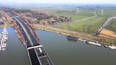 Hollanda altyapı otoyolu sular altında Amsterdam 'daki Lj Nehri' nin altında.