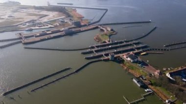 Hollanda 'daki Ij Nehri' ni kontrol eden Amsterdam yakınlarındaki Schellingwoude 'daki Oranjesluizen kanalları. Hiperlapse hava durumu