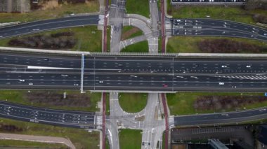 Amsterdam a10 kavşağı S102 ile yukarıdan aşağıya insansız hava aracı görüntüsü. Trafik hareket ediyor.