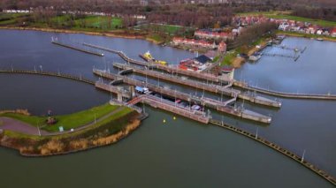 Amsterdam yakınlarındaki Schellingwoude 'deki Oranjesluizen atıkları Hollanda' daki Lj Nehri 'ni kontrol ediyor..