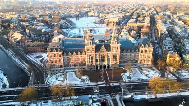 Вид с воздуха на Рейксмюзиум в Амстердаме в зимний день во время восхода солнца в Нидерландах. — стоковое видео