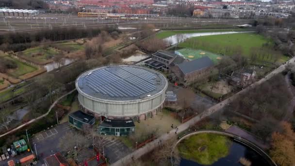 Amsterdam West, North-Holland, Países Baixos - 24-01-2021 Westergasfabriek Gashouder Westergas, na visão do drone aéreo de Westerpark. — Vídeo de Stock