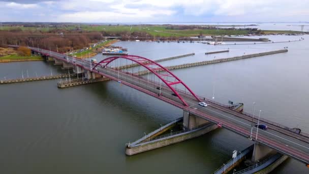 Schellingwouderbrug, Amsterdam köprüsünde, Schellingwoude yakınlarında, Lj nehri üzerinden geçen hava aracı araçları köprüden geçiyor.. — Stok video