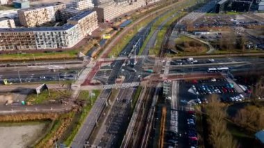 Amsterdam, Kuzey Hollanda, Hollanda - Piet Hein Tüneli yakınlarındaki 23-01-2021 kavşak altyapısı zaman atlamalı Hollanda altyapı tramvayları yayalar.