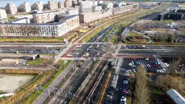 Amsterdam, Olanda Settentrionale, Paesi Bassi - 23-01-2021 Infrastruttura di intersezione nei pressi di Piet Hein Tunnel traffico che passa tram bus auto ciclisti pedoni — Video Stock