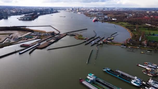 Oranjesluizen υδατοφράκτες στο Schellingwoude κοντά στο Άμστερνταμ που ελέγχουν τον ποταμό Ij στις Κάτω Χώρες. — Αρχείο Βίντεο