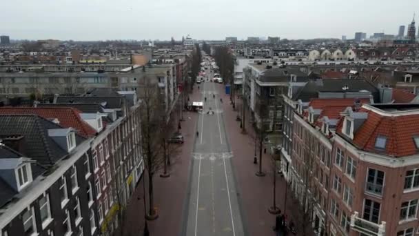 Амстердам, Северная Голландия, Нидерланды - 16-01-2021 Dapperstraat dapperstraat with market during Covid pandemic aerial drone view — стоковое видео