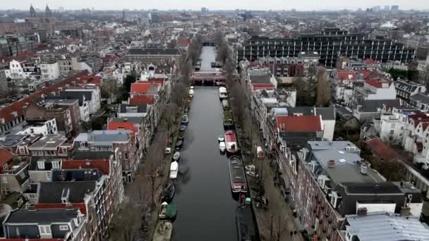 Amsterdam, Hollande-Septentrionale, Pays-Bas - 16-01-2021 Prinsengracht survole les vieilles maisons historiques du canal dans le centre d'Amsterdam — Video