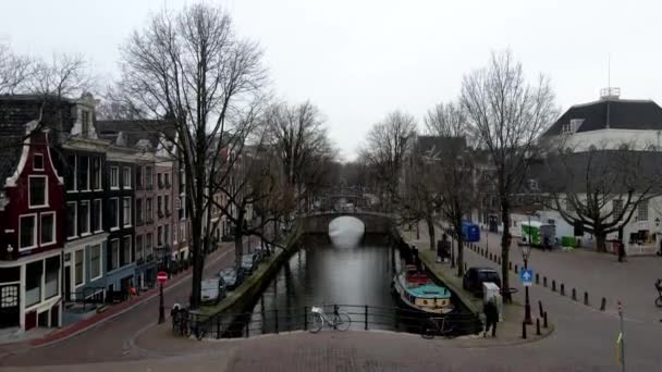 Amsterdam, North Holland, Nederländerna - 16-01-2021 Prinsengracht flyger över kanaler gamla historiska hus i centrala Amsterdam — Stockvideo