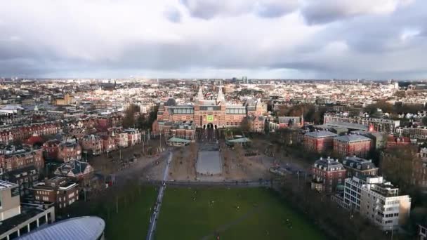Rijksmuseum Amsterdam op een zonnige winterdag vanuit de lucht naar het museum. — Stockvideo