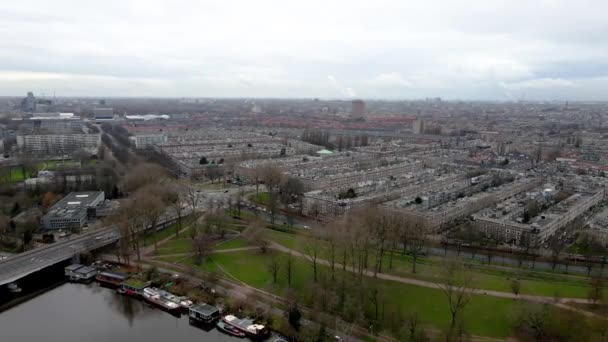 Rijnbuurt Bairro de Amsterdã, na área residencial dos Países Baixos, perto da vista do helicóptero drone aéreo do rio Amstel — Vídeo de Stock