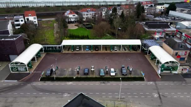 Duivendrecht, Holanda do Norte, Países Baixos - 06-01-2021 Lavagem de carros pessoas lavando seus carros limpeza aérea drone helicóptero vista — Vídeo de Stock