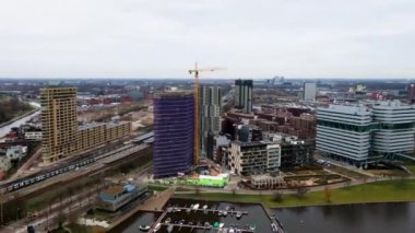 Amsterdam, Kuzey Hollanda, Hollanda - 06-01-2021 Amstelkwartier yeni apartman binaları Spaklerweg eve Duivendrechtsevaart Hyperlapse arasında