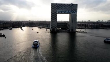 Amsterdam, Kuzey Hollanda, Hollanda - 12-19-2020 Pontsteiger apartmanı. Amsterdam şehir merkezinde, Lj nehri kıyısında bir apartman dairesi.