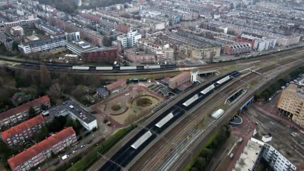 阿姆斯特丹，北荷兰，荷兰- 2021年1月3日阿姆斯特丹，阿姆斯特丹Muiderpoort火车和电车车站。空中交通流动 — 图库视频影像