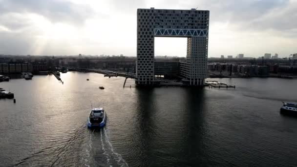 Amsterdam, Nordholland, Holland 12-19-2020 Pontsteiger bygning boligbyggeri i centrum af Amsterdam ved Ij floden – Stock-video