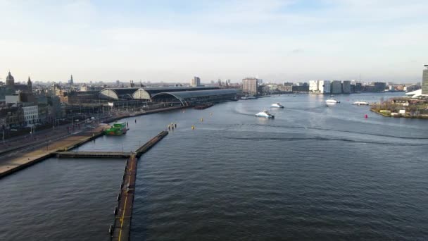 Amsterdam den 16 december 2020. Amsterdams centrum, floden Ij och centralstationen kollektivtrafik färjor — Stockvideo