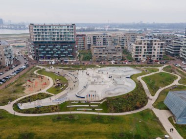 Amsterdam, 6 Aralık 2020, Hollanda Zeeburgereiland 'daki Avrupa' nın en büyük kaykay parkının üzerindeki hava aracı görüntüsü