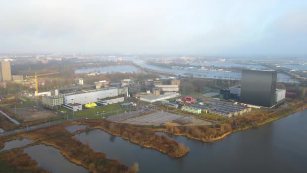 Amsterdam, 13 dicembre 2020, Veduta aerea del parco scientifico di Amsterdam nella parte est di Amsterdam, campus universitario e datacenter sorvolano — Video Stock