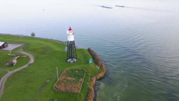 Légi kilátás Vuurtoren Eiland amszterdam Hollandia drón lövés természet kis sziget Hollandiában világítótorony és víz körülötte — Stock videók