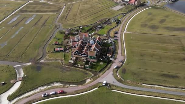 Pemandangan drone udara Marken di Belanda. Desa tua bersejarah dekat Amsterdam di sepanjang air. — Stok Video