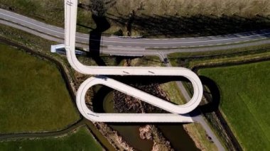 Hollanda, Nigtevecht 'te geniş bir su yolu üzerinde yaya ve bisikletçi köprüsü. Nigtevecht Liniebrug Fietsbrug Abcoude-Nigtevecht Amsterdam Rijnkanaal üzerinde.