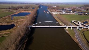 Hollanda, Nigtevecht 'te geniş bir su yolu üzerinde yaya ve bisikletçi köprüsü. Nigtevecht Liniebrug Fietsbrug Abcoude-Nigtevecht Amsterdam Rijnkanaal üzerinde.
