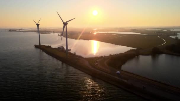 Moulins à vent production d'énergie électrique au coucher du soleil. Vue aérienne par drone de deux éoliennes. — Video
