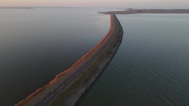 Widok z powietrza na pustą otwartą drogę z otaczającą ją wodą. Niderlandy w pobliżu Marken. — Wideo stockowe