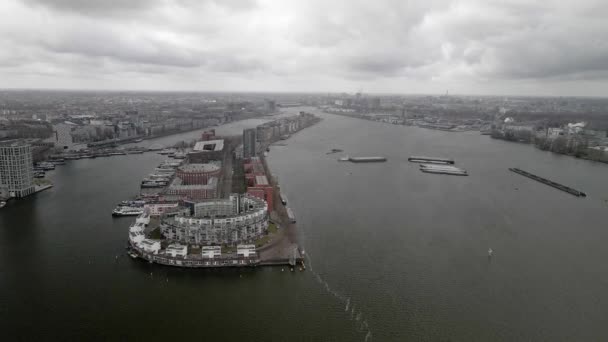 KNSM Eiland Amsterdam 'ın kuzeydoğusundaki insansız hava aracı görüş alanında uçuyor.. — Stok video