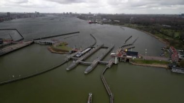 Bulutlu bir günde bataklığa yanaşmış tekne ve gemilerle portakal suyu. Havadan uçuyor..